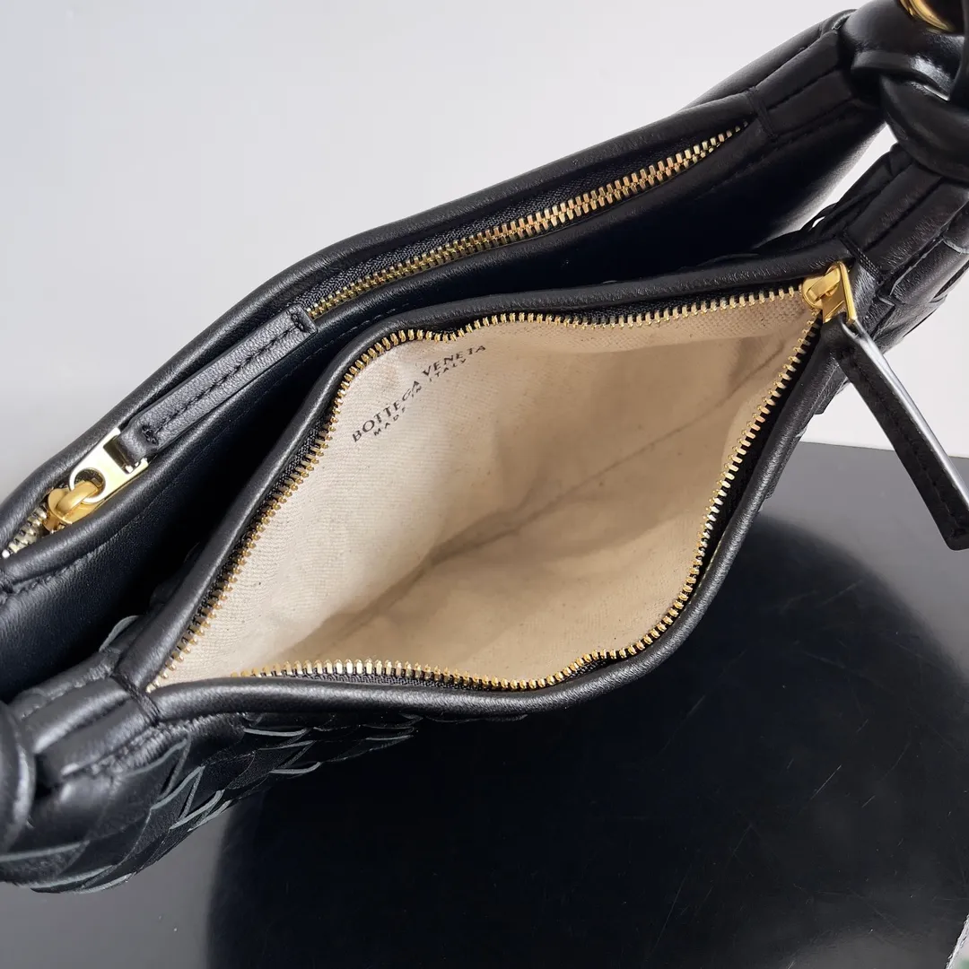 Batch 1720 BOTTEGA VENETA’s new GEMELLI MESSENGER bag Today I want to give you a super invincible and practical crossbody bag, Gemelli·Messenger This bag not only looks simple and elegant, but also has perfect practicality! The light design and lightweight body make it easy to carry whether you are shopping or traveling, making you more mobile! In fact, the shoulder strap is detachable, and you can DIY it by yourself to replace it with a chain or short armpit shoulder strap. Moreover, this shoulder strap will be wider, making it more comfortable to carry on your body! up! up! Style number: 796638 Size: 26*15*8cm